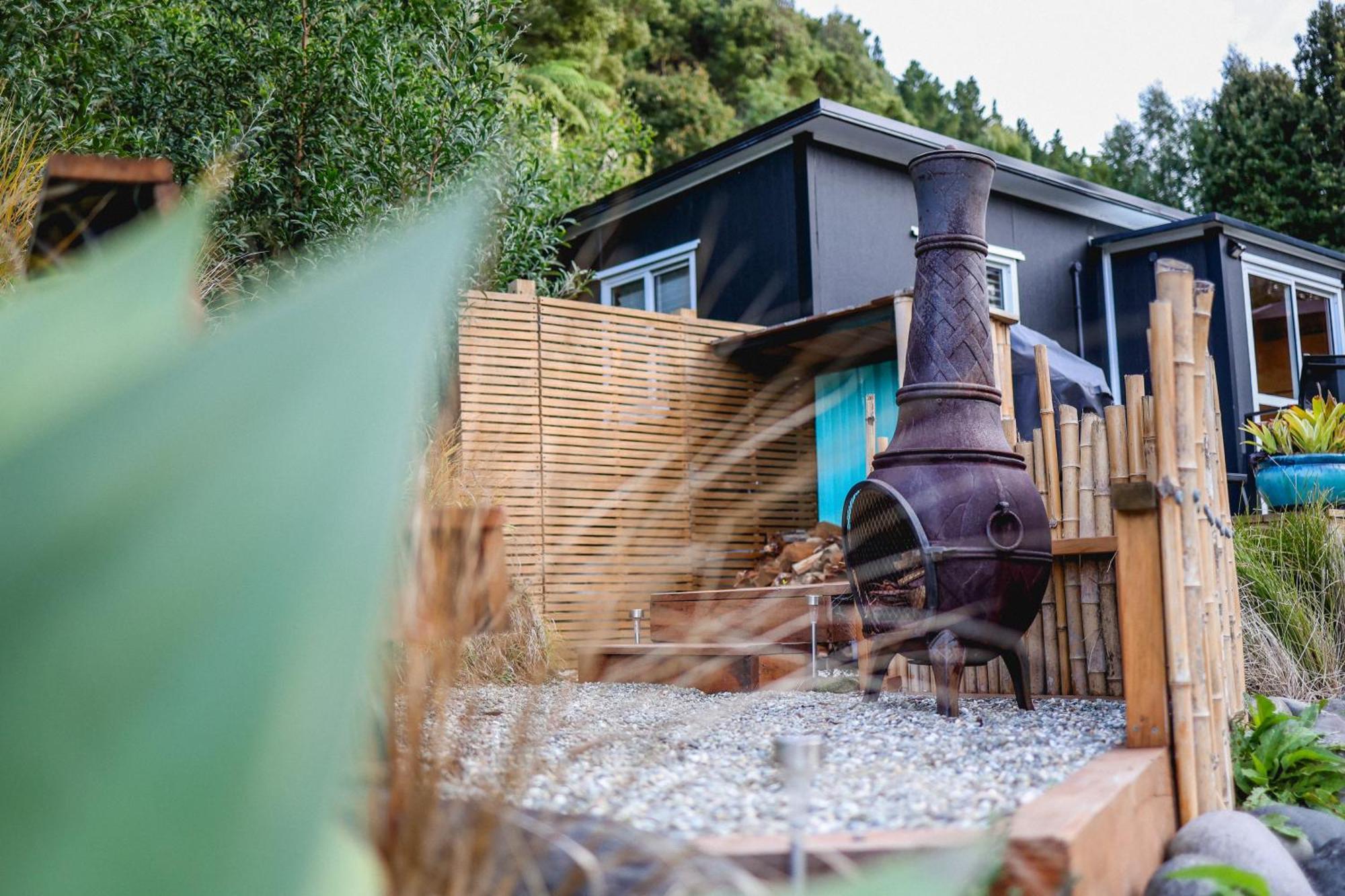 Kaitake Kabana - Unique, Off-Grid, Studio Retreat Oakura Exteriör bild