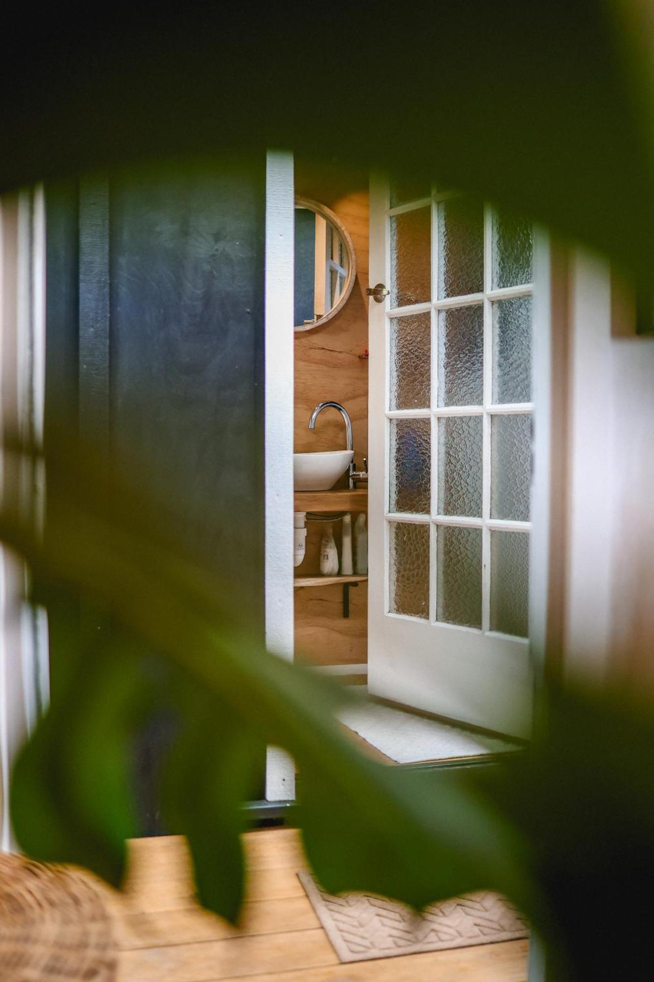 Kaitake Kabana - Unique, Off-Grid, Studio Retreat Oakura Exteriör bild